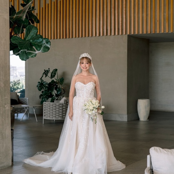 Elegant White Strapless Wedding Dress